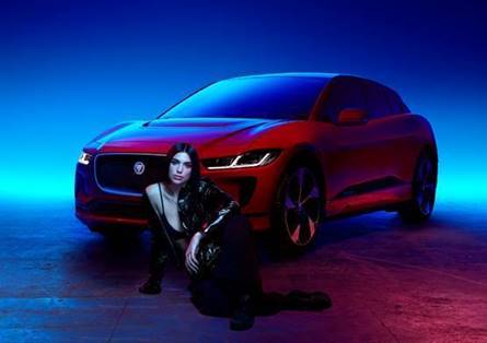 DUA LIPA EN JAGUAR SLAAN HANDEN IN ELKAAR