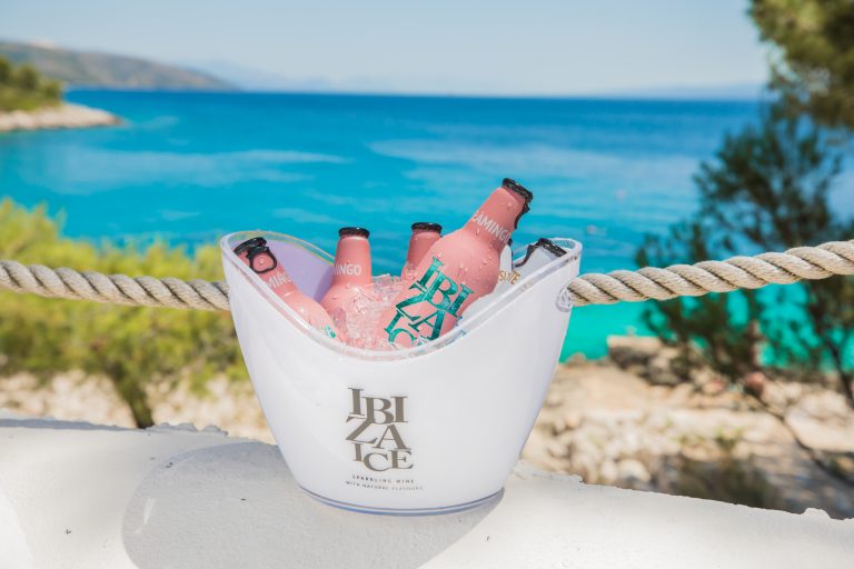 Bruisende fruitwijn Ibiza Ice heeft er een nieuw smaakje bij: De Flamingo!