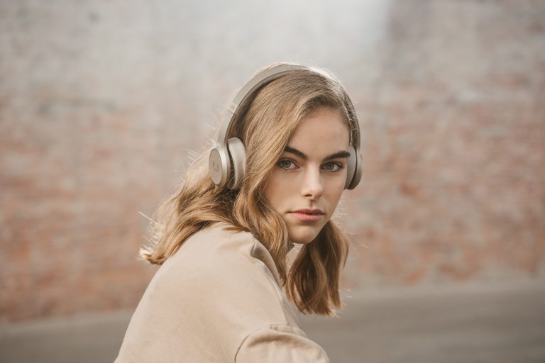 Mute, play en spice up your life met de CODE ANC headphone van Fresh ’n Rebel